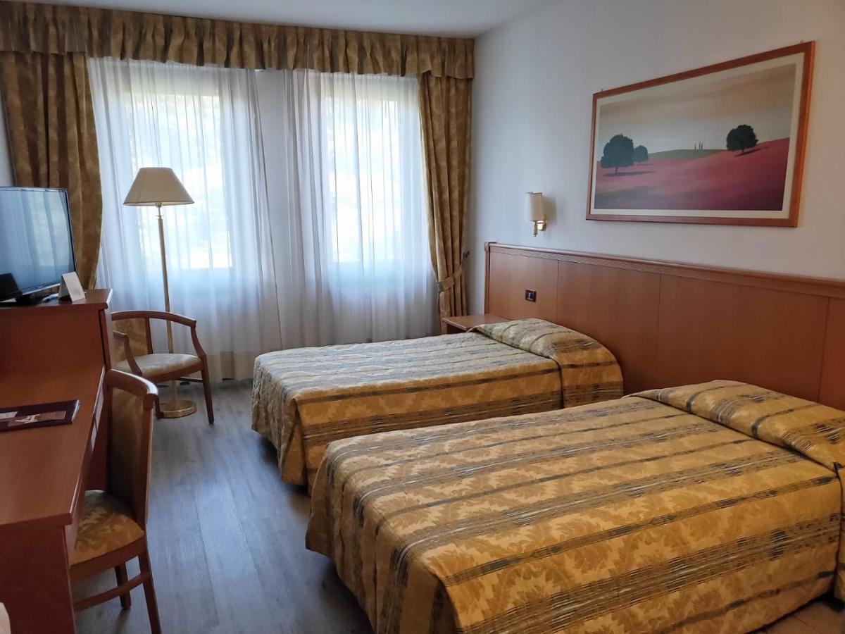 Hotel Galant เวนาเรีย เรอาเล ภายนอก รูปภาพ