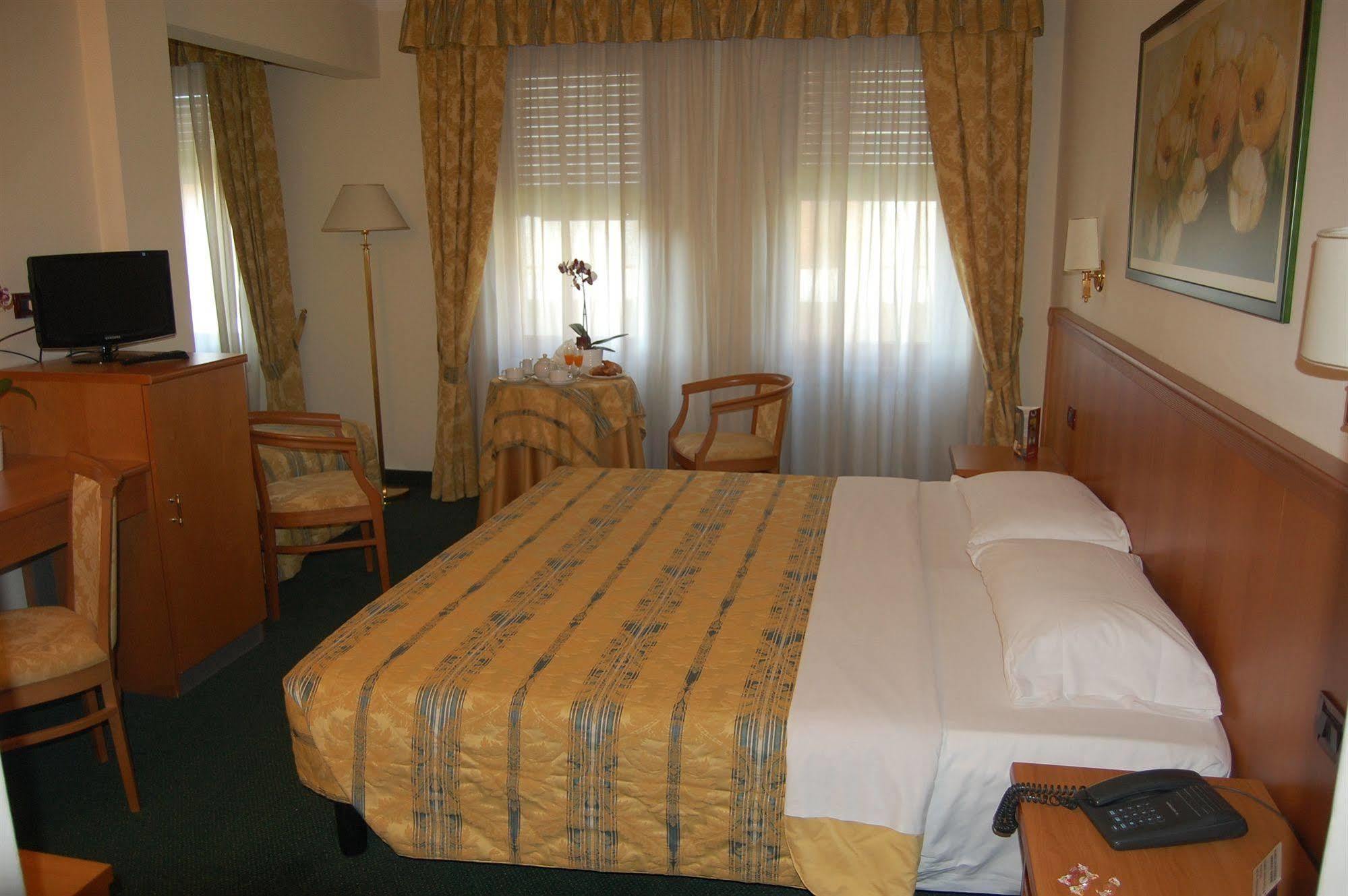 Hotel Galant เวนาเรีย เรอาเล ภายนอก รูปภาพ