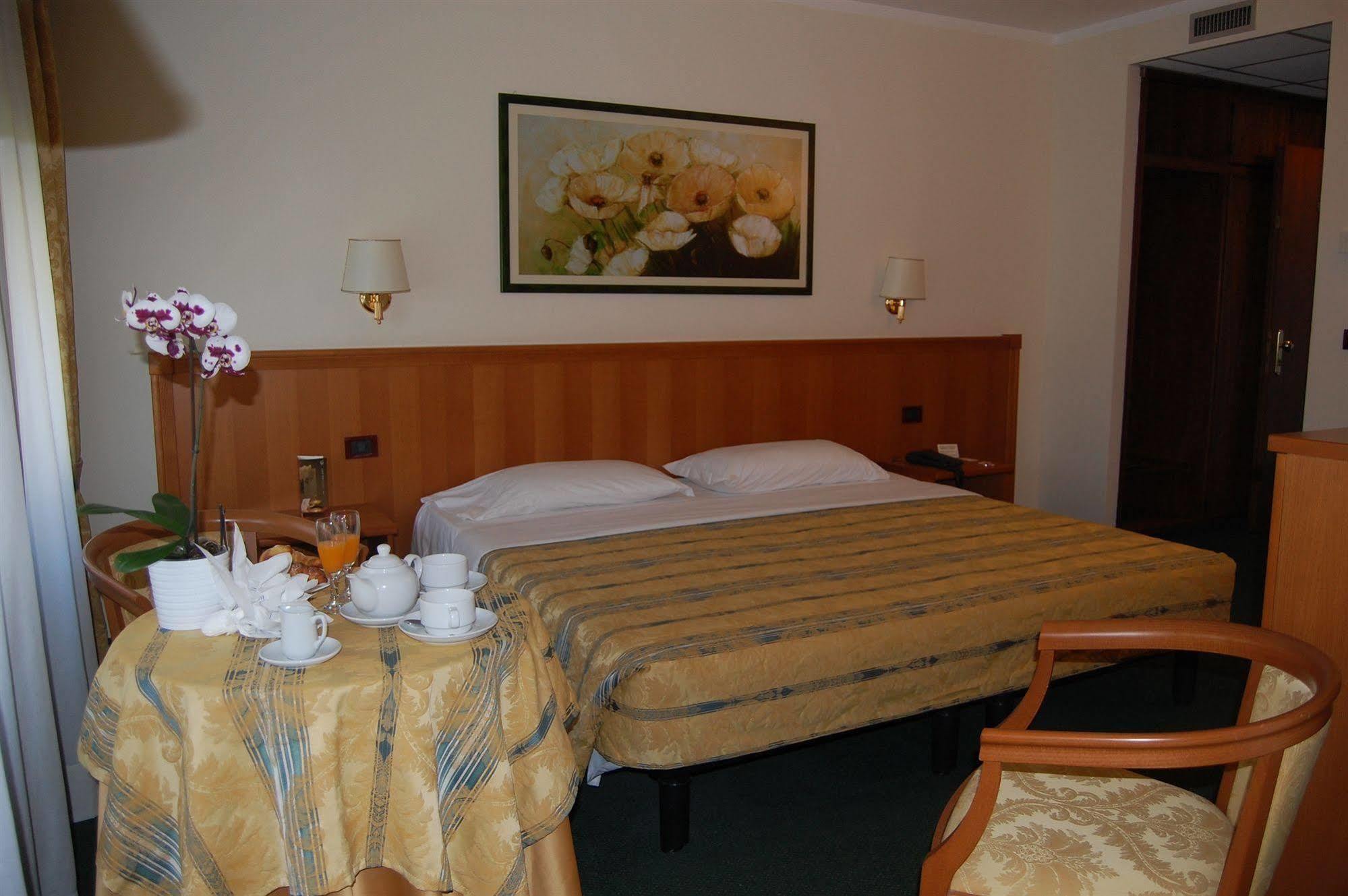 Hotel Galant เวนาเรีย เรอาเล ภายนอก รูปภาพ