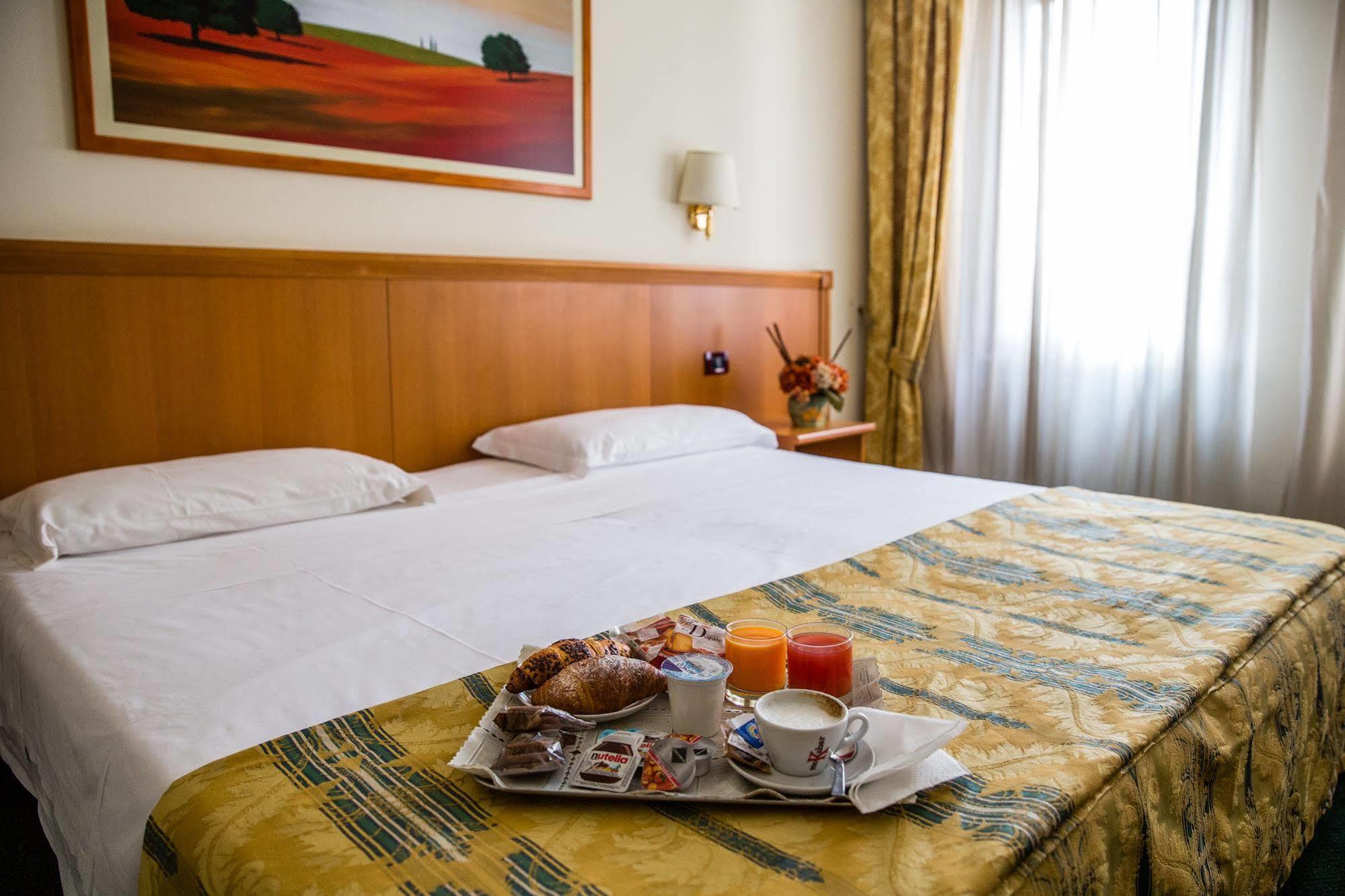 Hotel Galant เวนาเรีย เรอาเล ภายนอก รูปภาพ