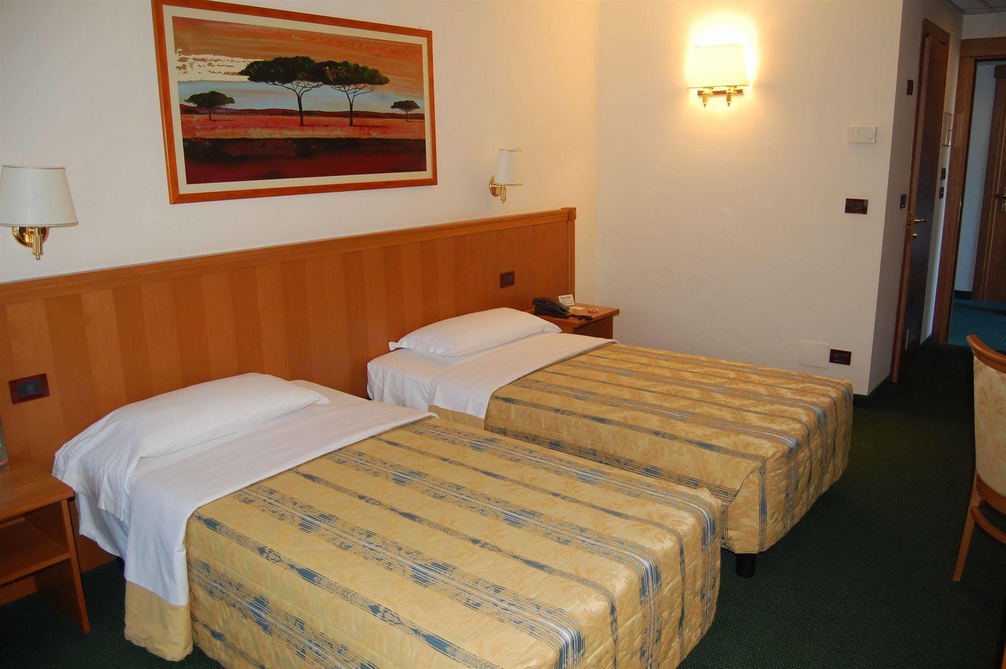 Hotel Galant เวนาเรีย เรอาเล ภายนอก รูปภาพ
