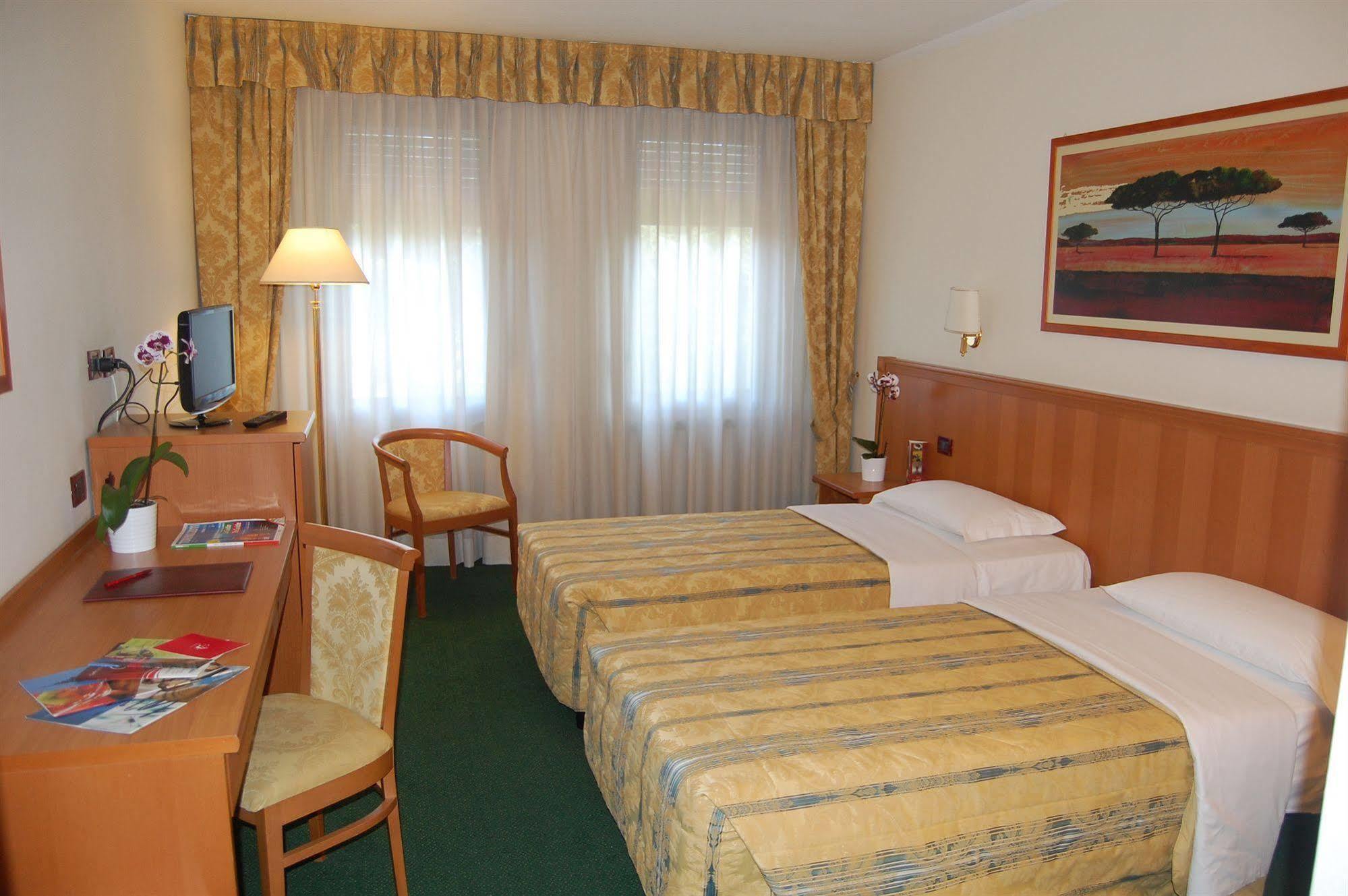 Hotel Galant เวนาเรีย เรอาเล ภายนอก รูปภาพ