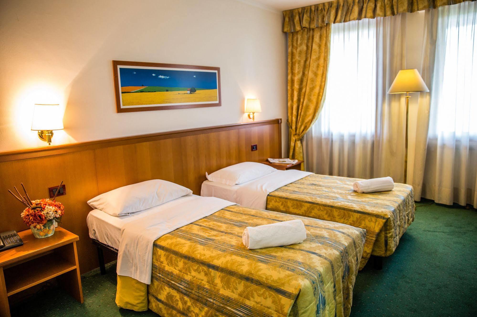 Hotel Galant เวนาเรีย เรอาเล ภายนอก รูปภาพ