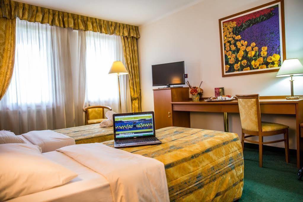 Hotel Galant เวนาเรีย เรอาเล ภายนอก รูปภาพ