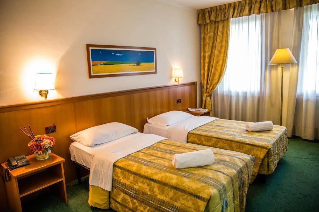 Hotel Galant เวนาเรีย เรอาเล ภายนอก รูปภาพ
